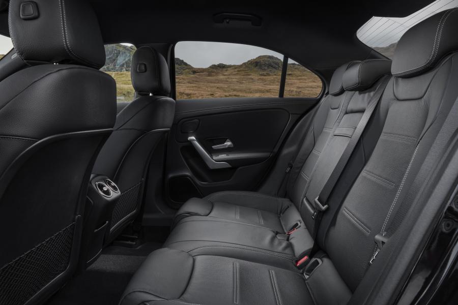 Интерьер Mercedes-AMG A35 4Matic Sedan (V177) 2019 года  (UK) (фото 19 из 74)